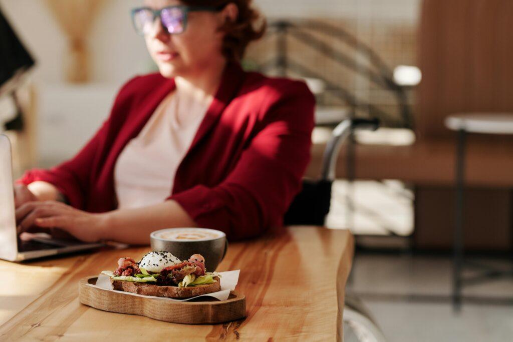 How to follow healthy office meals safely and effectively with daily meal examples and recommended c